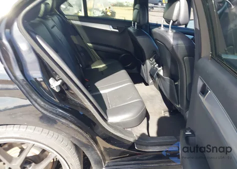 2013 Mercedes-Benz C 250 Sport z USA, uszkodzony, nr VIN WDDGF4HB7DA806370